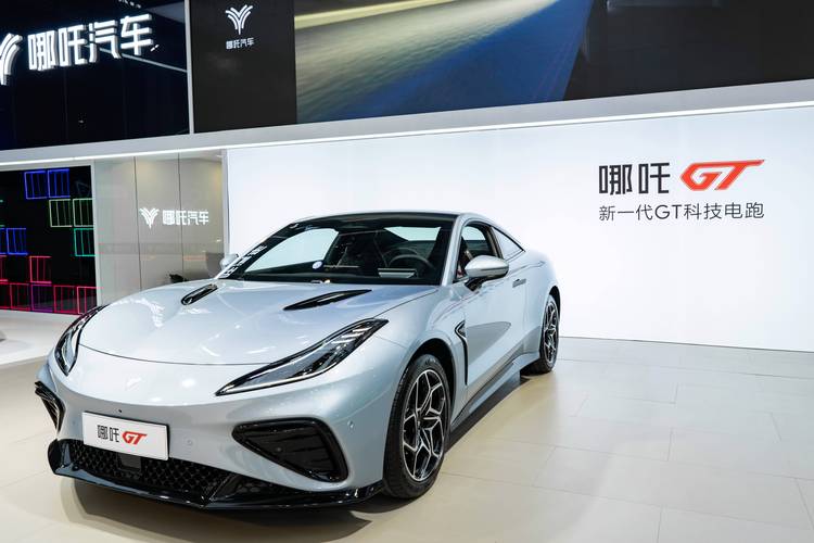 广州296哪吒汽车在智能汽车领域的表现，领途汽车在新能源汽车市场中的影响力